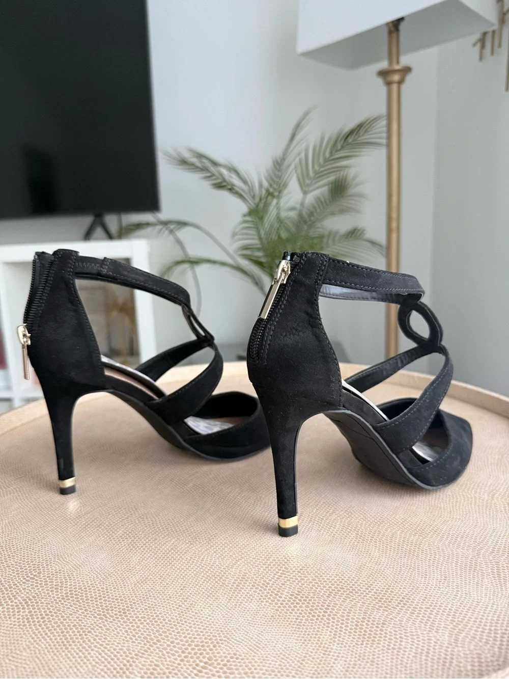 Women’s Black Crisscross Pointed-Toe Heels